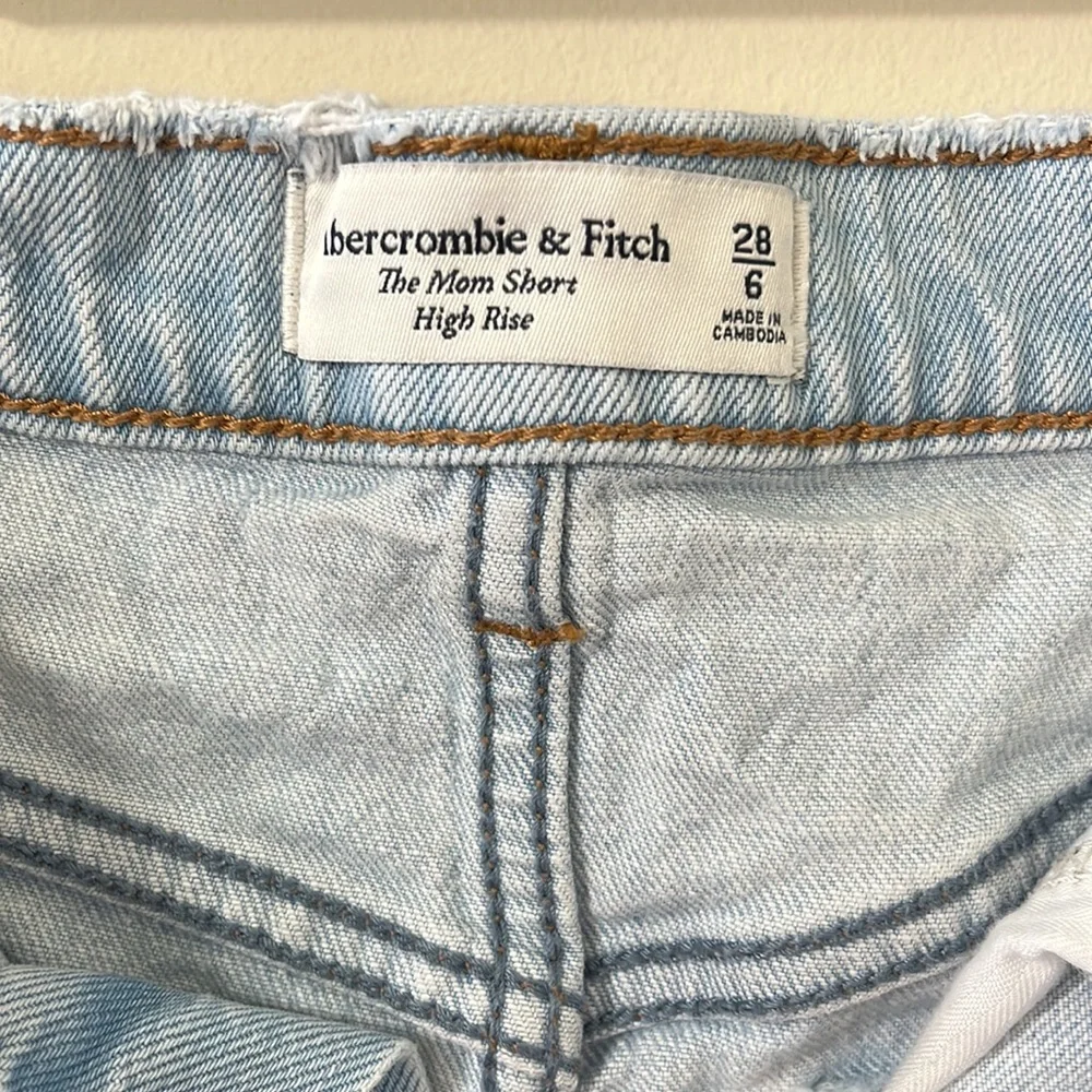 Abercrombie & Fitch The Mom Short High Rise Light Wash Distressed Denim Shorts - Picture 8 of 9